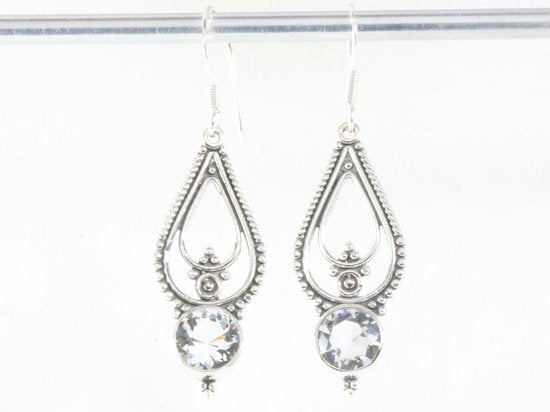 Lange opengewerkte zilveren oorbellen met bergkristal afbeelding 3