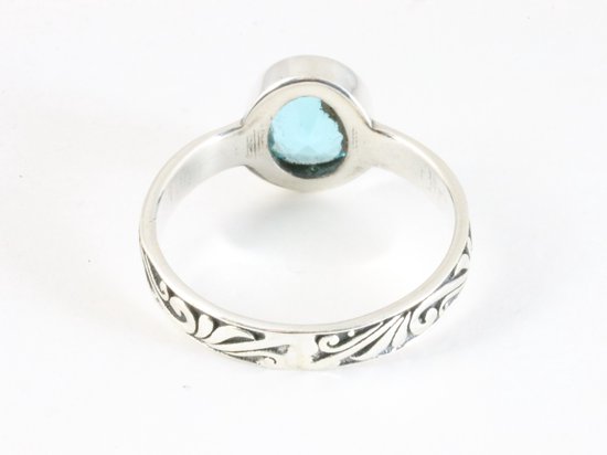 Fijne bewerkte zilveren ring met blauwe topaas afbeelding 3