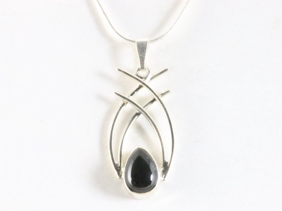 Opengewerkte zilveren hanger met onyx aan ketting afbeelding 4