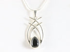 Opengewerkte zilveren hanger met onyx aan ketting afbeelding 4