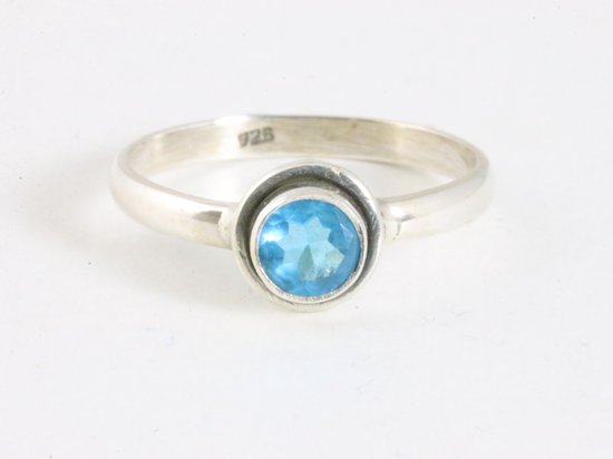 Fijne ronde zilveren ring met blauwe topaas afbeelding 3