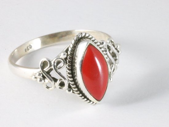 Fijne bewerkte zilveren ring met rode koraal steen afbeelding 1