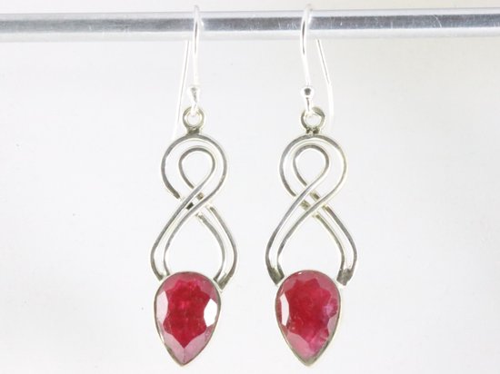 Lange opengewerkte zilveren oorbellen met robijn afbeelding 3