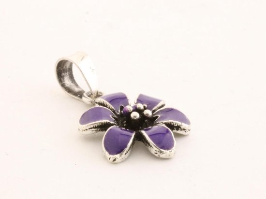Fijne bloemvormige zilveren hanger met paarse emaille aan ketting afbeelding 2