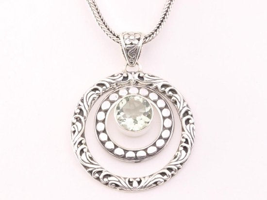 Traditionele bewerkte zilveren hanger met groene amethist aan vossenstaart ketting afbeelding 1