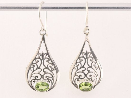 Opengewerkte zilveren oorbellen met peridoot afbeelding 4