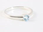 Fijne hoogglans zilveren ring met blauwe topaas afbeelding 1