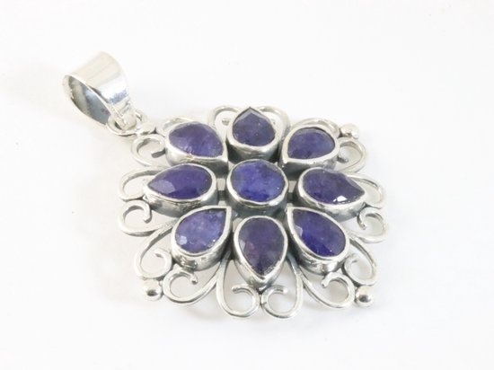 Opengewerkte zilveren hanger met blauwe saffier afbeelding 2