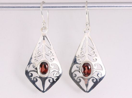 Opengewerkte zilveren oorbellen met granaat afbeelding 1