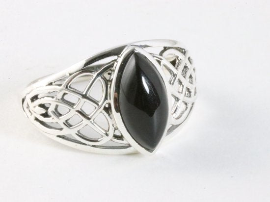 Opengewerkte zilveren ring met onyx afbeelding 1