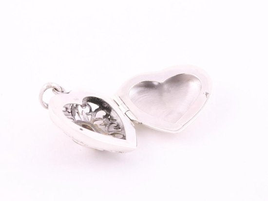 Opengewerkt hartvormig zilveren medaillon met onyx afbeelding 5