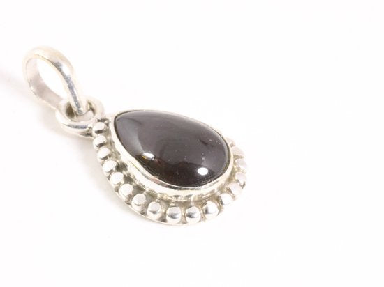 Fijne bewerkte druppelvormige zilveren hanger met granaat afbeelding 2