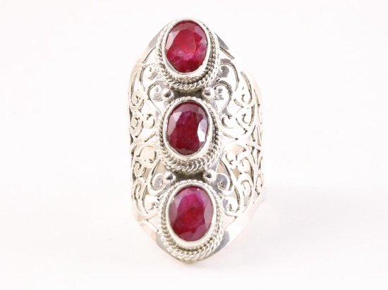 Langwerpige opengewerkte zilveren ring met robijn afbeelding 4