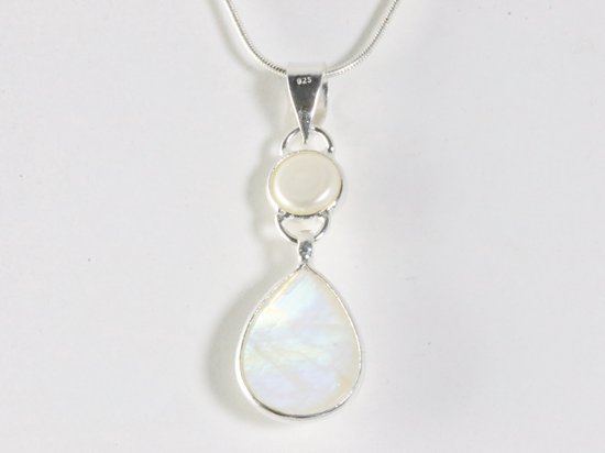 Zilveren hanger met regenboog maansteen en parel aan ketting afbeelding 2