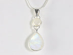 Zilveren hanger met regenboog maansteen en parel aan ketting afbeelding 2