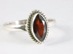 Fijne bewerkte zilveren ring met granaat afbeelding 1