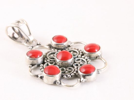 Opengewerkte zilveren hanger met rode koraal steen afbeelding 2