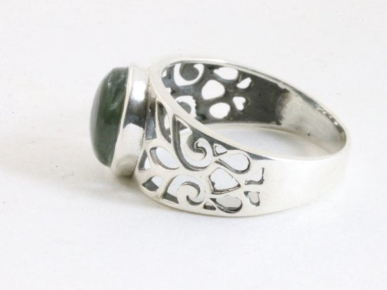 Opengewerkte zilveren ring met groene serafiniet afbeelding 2