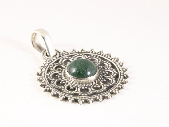 Ronde bewerkte zilveren hanger met jade afbeelding 2