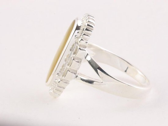 Langwerpige bewerkte zilveren ring met goudkleurige schelp afbeelding 4