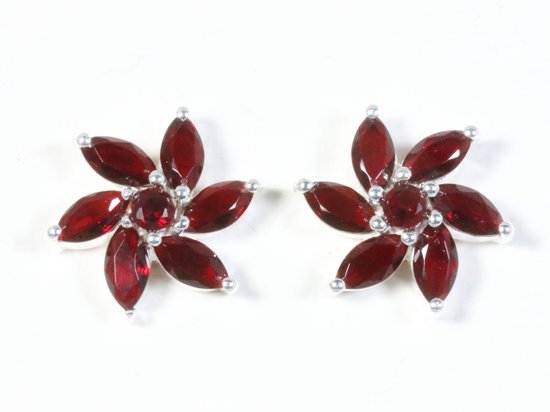 Bloemvormige zilveren oorstekers met granaat afbeelding 1