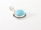 Ronde bewerkte zilveren hanger met amazone turkoois aan ketting afbeelding 2