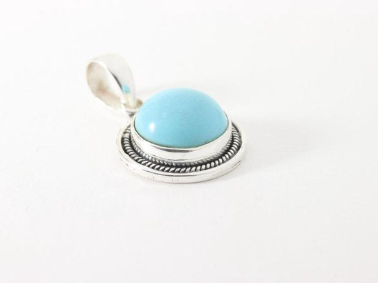 Ronde bewerkte zilveren hanger met amazone turkoois aan ketting afbeelding 2