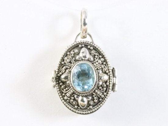 Traditioneel bewerkt zilveren medaillon met blauwe topaas afbeelding 4