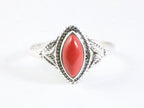 Fijne bewerkte zilveren ring met rode koraal steen afbeelding 4