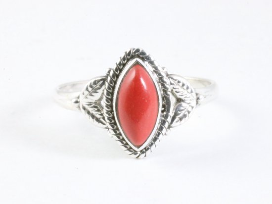 Fijne bewerkte zilveren ring met rode koraal steen afbeelding 4