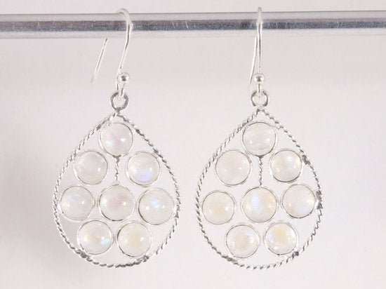 Opengewerkte zilveren oorbellen met regenboog maansteen afbeelding 1