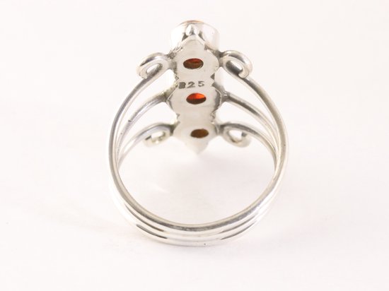 Opengewerkte zilveren ring met 3 amber stenen afbeelding 3