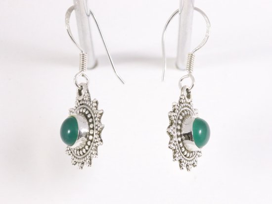 Fijne bewerkte zilveren oorbellen met groene onyx afbeelding 2