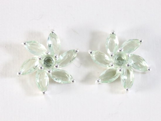 Bloemvormige zilveren oorstekers met groene amethist afbeelding 1