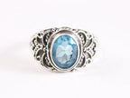 Bewerkte zilveren ring met blauwe topaas afbeelding 4