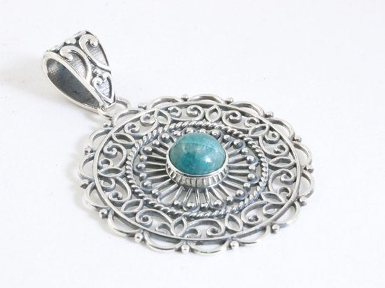 Opengewerkte zilveren hanger met blauwe apatiet afbeelding 2