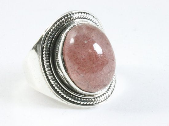 Bewerkte zilveren ring met aardbeienkwarts afbeelding 1