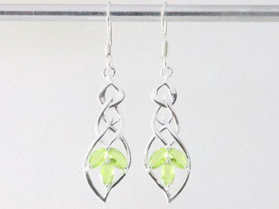 Opengewerkte zilveren oorbellen met peridoot afbeelding 3