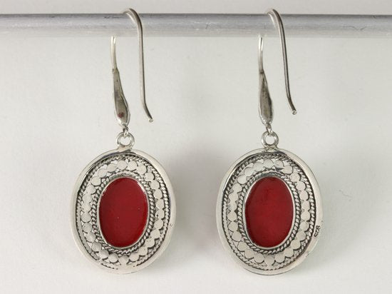 Bewerkte zilveren oorbellen met rode koraal steen afbeelding 3