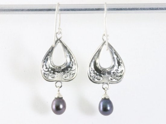 Traditionele bewerkte zilveren oorbellen met zwarte parel afbeelding 2