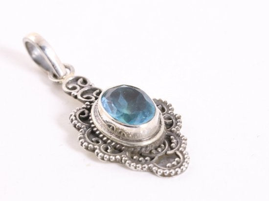 Bewerkte zilveren hanger met blauwe topaas afbeelding 2
