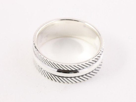 Hoogglans zilveren ring met schuine ribbels afbeelding 2