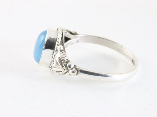Bewerkte zilveren ring met blauwe chalcedoon afbeelding 2