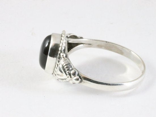 Bewerkte zilveren ring met onyx afbeelding 2