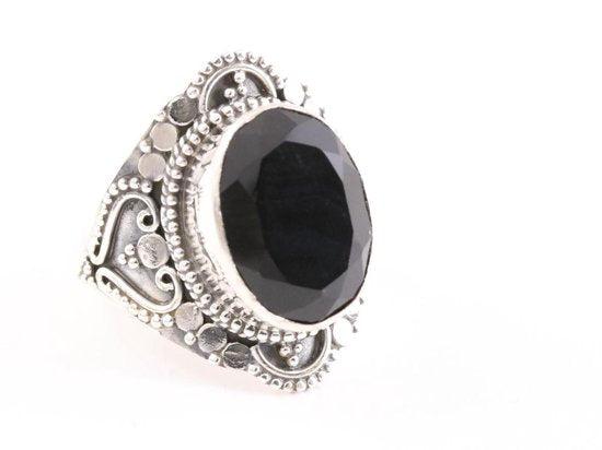 Bewerkte zilveren ring met onyx afbeelding 1