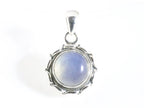 Ronde bewerkte zilveren hanger met vuuropaal afbeelding 1