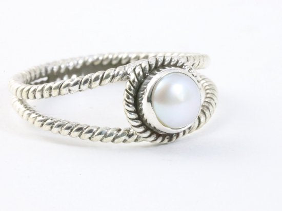 Opengewerkte zilveren ring met parel afbeelding 1