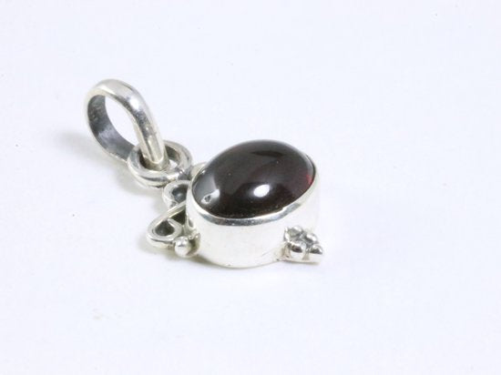 Fijne bewerkte zilveren hanger met granaat aan ketting afbeelding 2