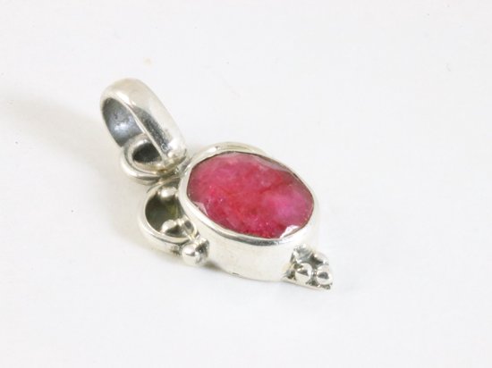 Fijne bewerkte zilveren hanger met robijn afbeelding 2
