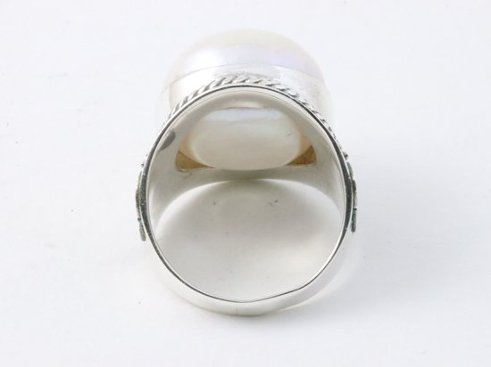 Zware bewerkte zilveren ring met grote parel afbeelding 3